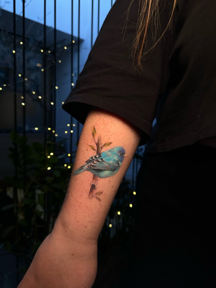 Tatuagem de pássaro azul