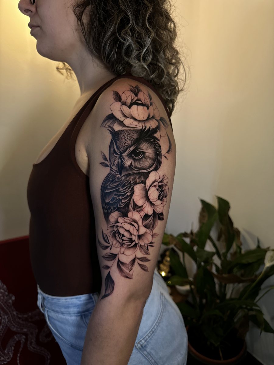 Tatuagem de coruja com flores